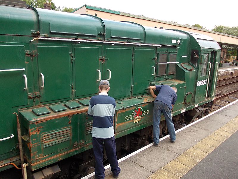 John Caesar and Geoff Brookes scraping the rust off 08937