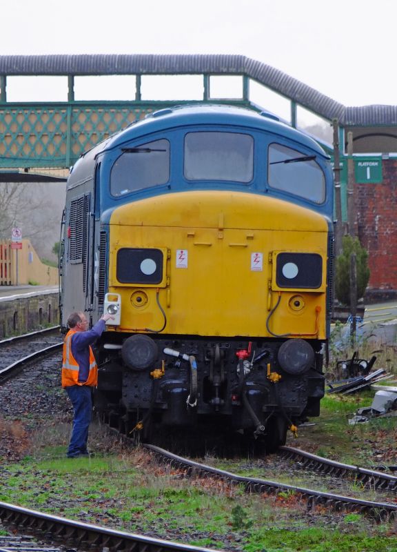 Stalwart DR driver Keith Netherton changing ends with 45060 'Sherwood Forester' during the Sulzer Weekend. Keith seems to rather like the 'Peak'.