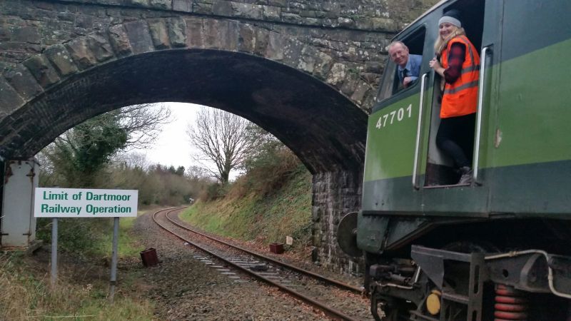 47701 with Keith Netherton and Tiffany Arthurs. Interesting how the boundary is marked by brown plastic crates.