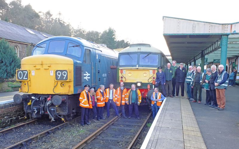 DR staff and DRSA volunteers with 45060 'Sherwood Forester' and 47701 'Waverley' during the Sulzer Weekend