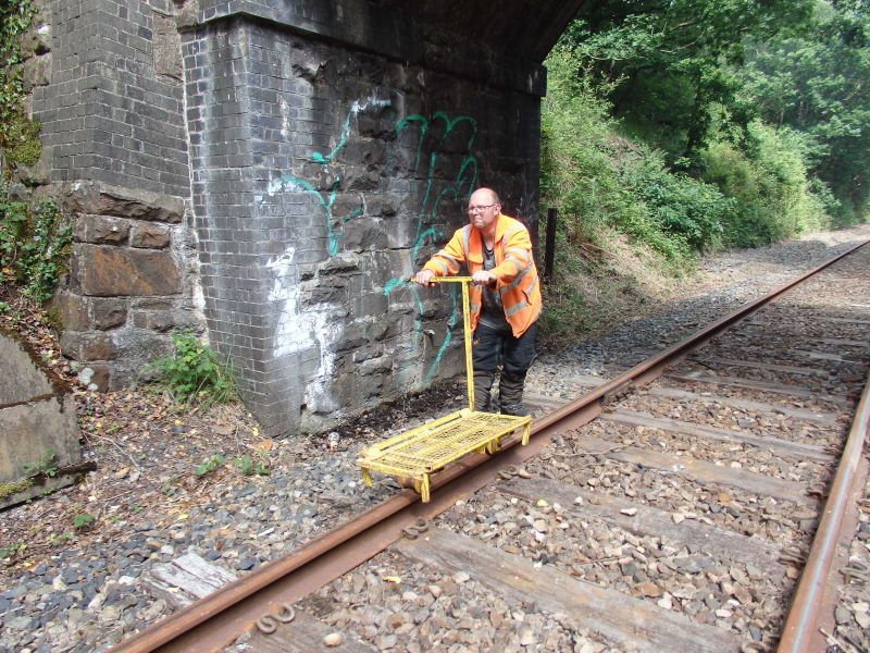  Alan Cocker demonstrates the Wickham replacement.brPhotographer Tom BaxterbrDate taken 09062018