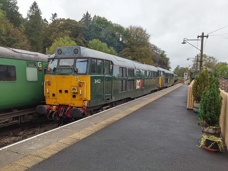 31452 and 31601 paused at Okehampton on the way to Meldon to collect 47701 