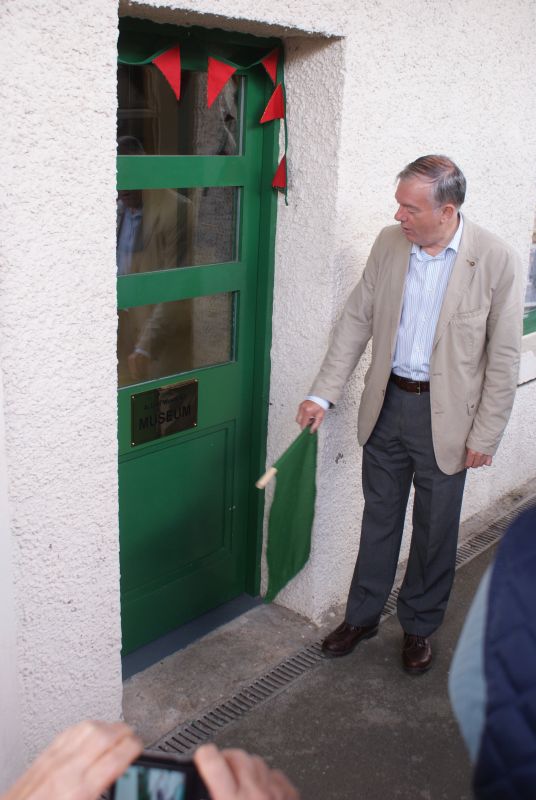 Richard Westlake unveils the Arthur Westlake Museum plaque