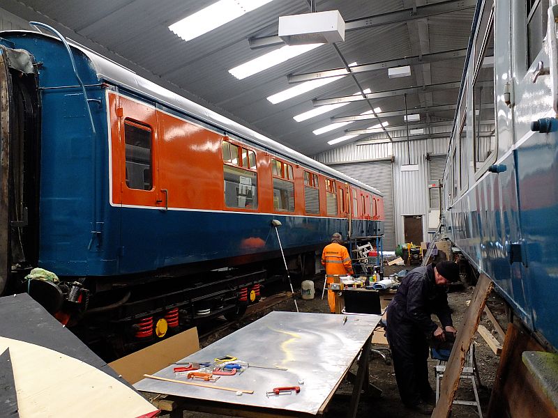 Lab 11 in the Meldon workshop alongside Class 411 CEP 1589 DMSO no 61743, which is having a refresh.