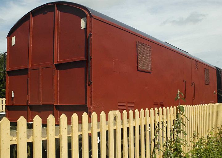 Undercoat finished on the non-platform side. Possibly a vegetation clearance day is imminent.brPhotographer Paul MartinbrDate taken 01092012