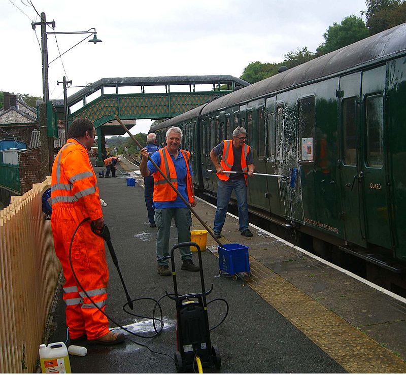 Mark Williams sprucing up 1132 for its grand finale, watched by the rest of the team.brPhotographer Paul MartinbrDate taken 27092014